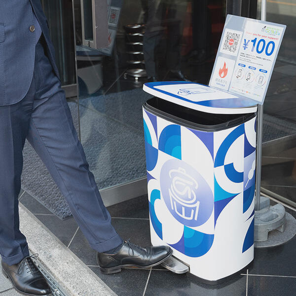 川越一番街商店街に設置された「Go!ME」専用ゴミ箱（二代目／名古屋モード学園の学生さん達によるデザイン）。利用料金（応援金）は1回100円で、環境美化に役立てている。