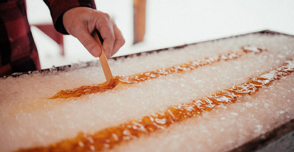 カナダの冬といえば、煮詰めた熱々のメイプルシロップを雪の上に垂らしてつくるメイプルタフィー