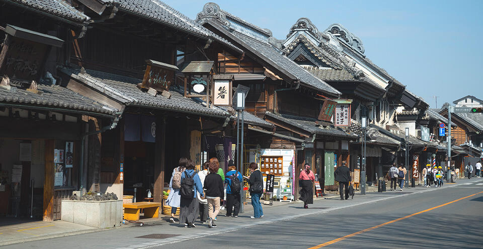 平日も観光客でにぎわっている川越一番街商店街（埼玉県）。観光中に出たゴミはどうしているのか――