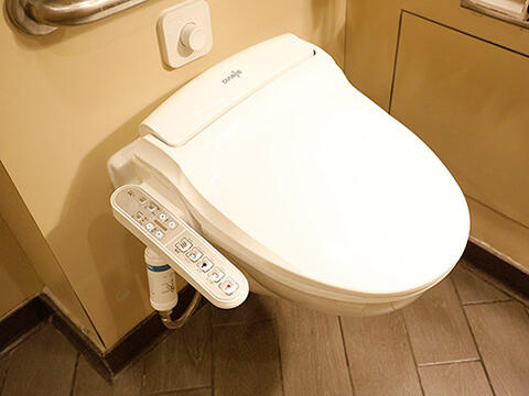 世界一周クルーズでは、日本での生活を意識して、パブリックスペースのトイレには温水洗浄便座を設置。
