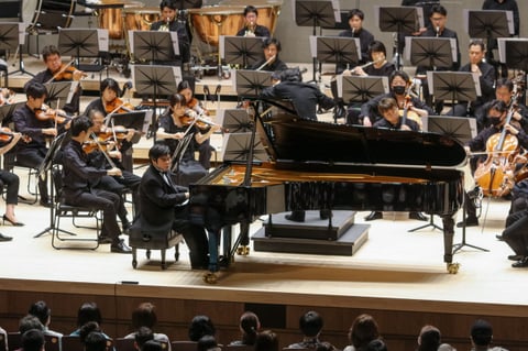 沼尻竜典さんの指揮、読売日本交響楽団と演奏するピアニストの辻井伸行さん