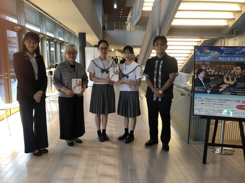 沖縄県看護協会、沖縄県立開邦高等学校芸術科の皆さんへ 演奏会の鑑賞券を贈呈