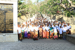 ウルワツ寺院の美しい景観を守るための植樹と清掃活動