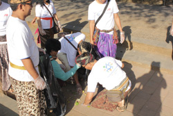 ウルワツ寺院の美しい景観を守るための植樹と清掃活動