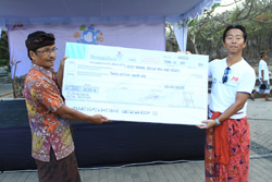 ウルワツ寺院の美しい景観を守るための植樹と清掃活動