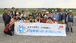 稲刈りと渡良瀬遊水地セイタカアワダチソウ除去