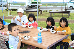 稲刈りと渡良瀬遊水地セイタカアワダチソウ除去